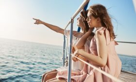donne sedute in barca che ammirano il paesaggio